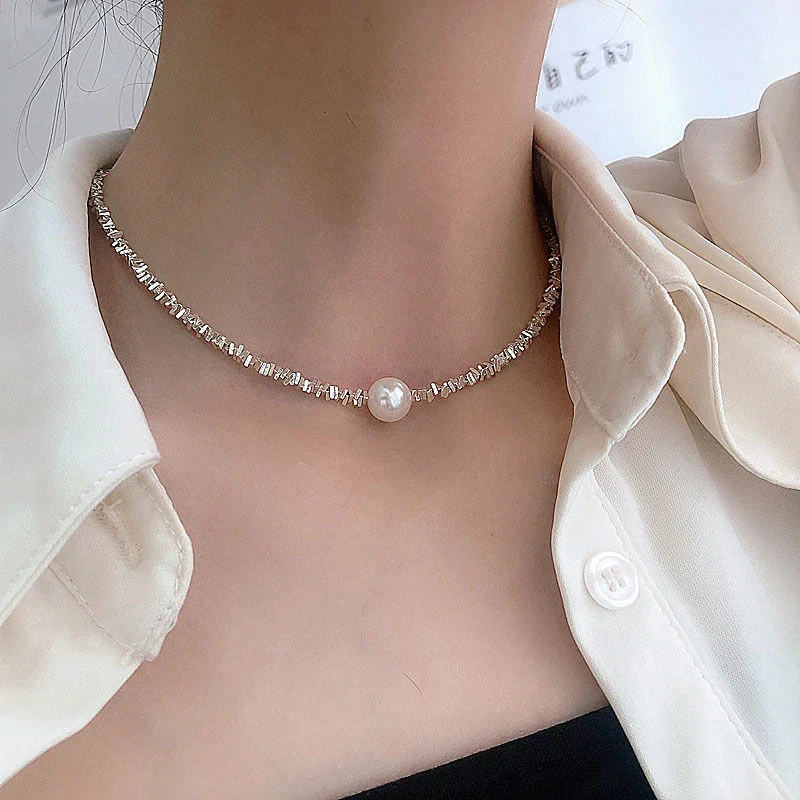 Elegant Pearl Necklace in Chic Design
